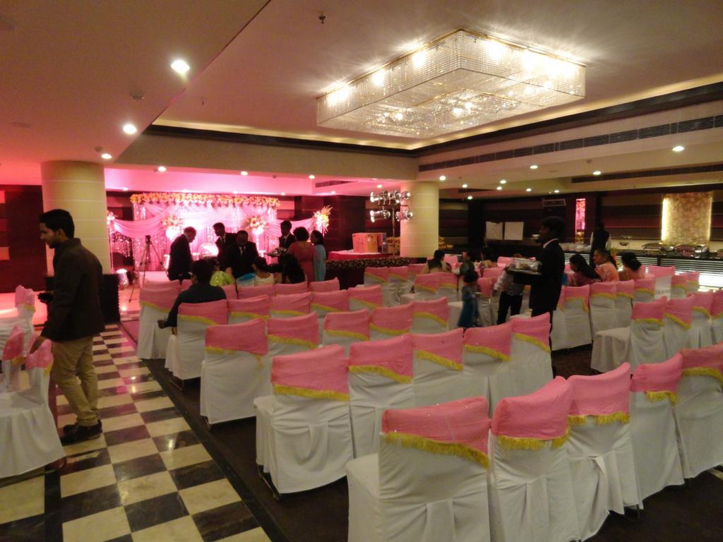 Gulmor Hotel Ludhiana Exterior foto