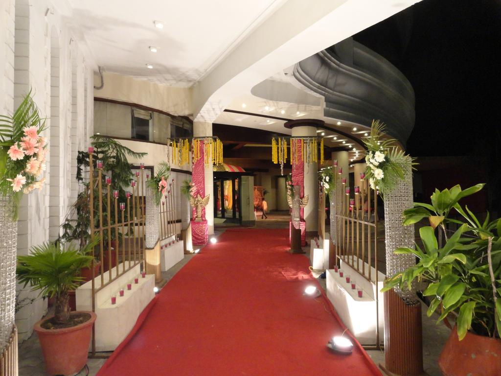 Gulmor Hotel Ludhiana Exterior foto