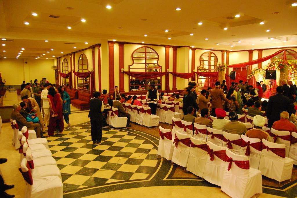 Gulmor Hotel Ludhiana Exterior foto