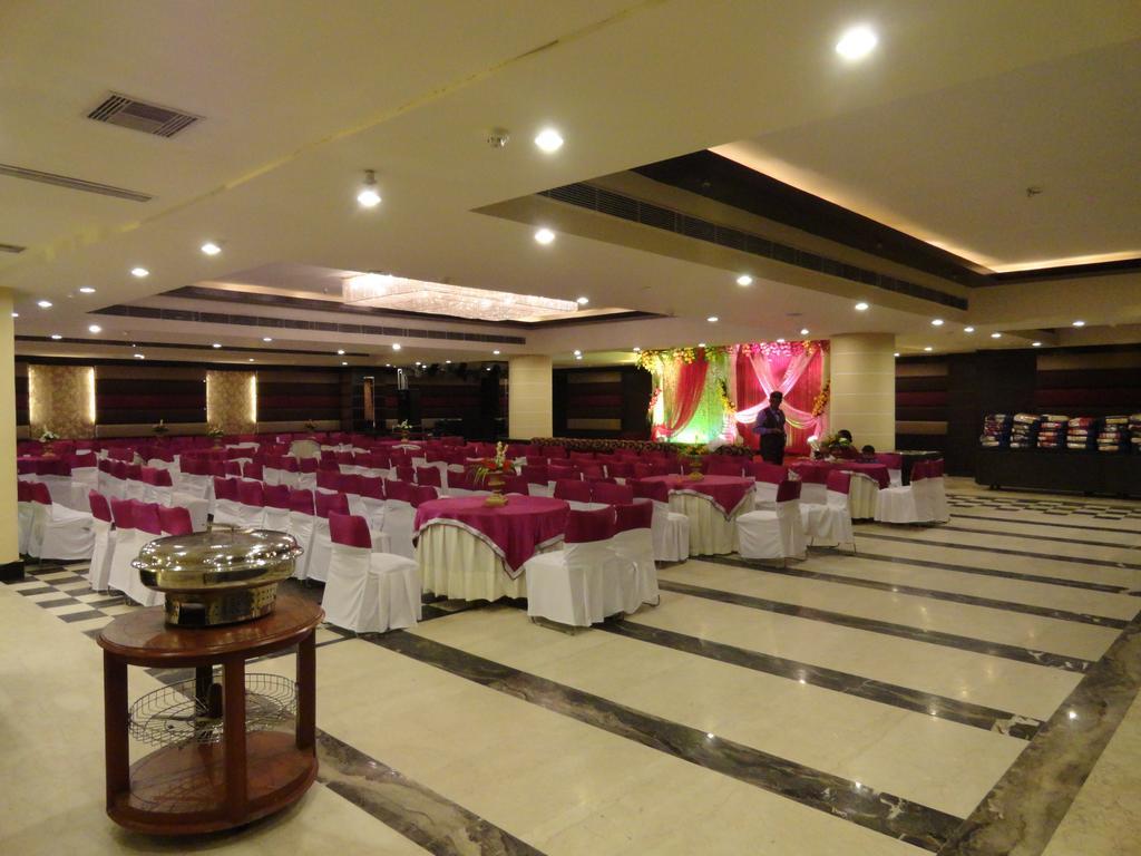 Gulmor Hotel Ludhiana Exterior foto