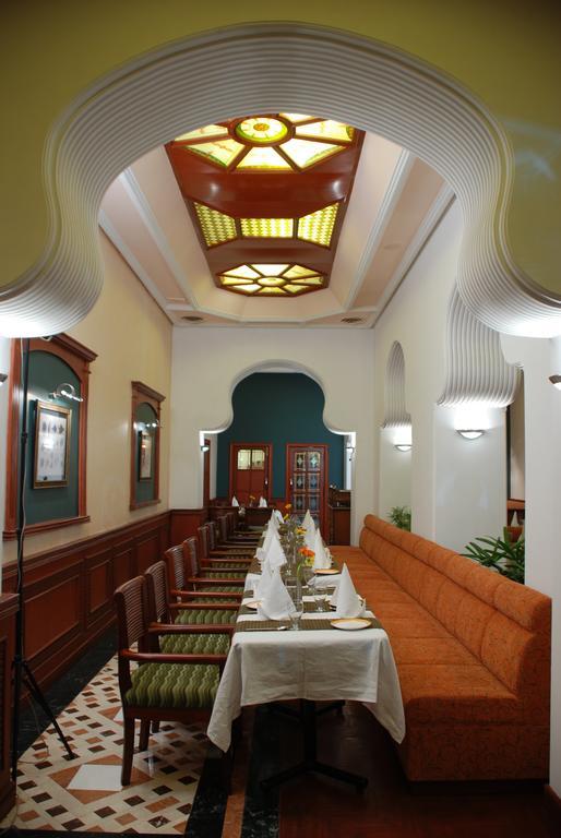 Gulmor Hotel Ludhiana Exterior foto
