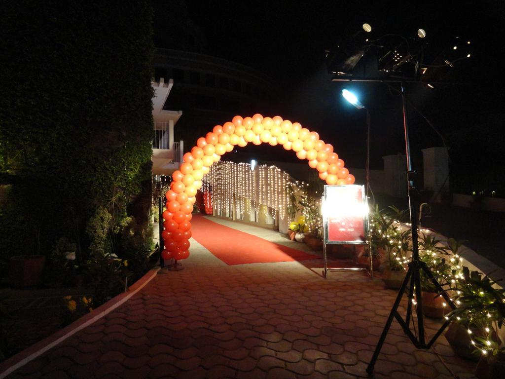 Gulmor Hotel Ludhiana Exterior foto