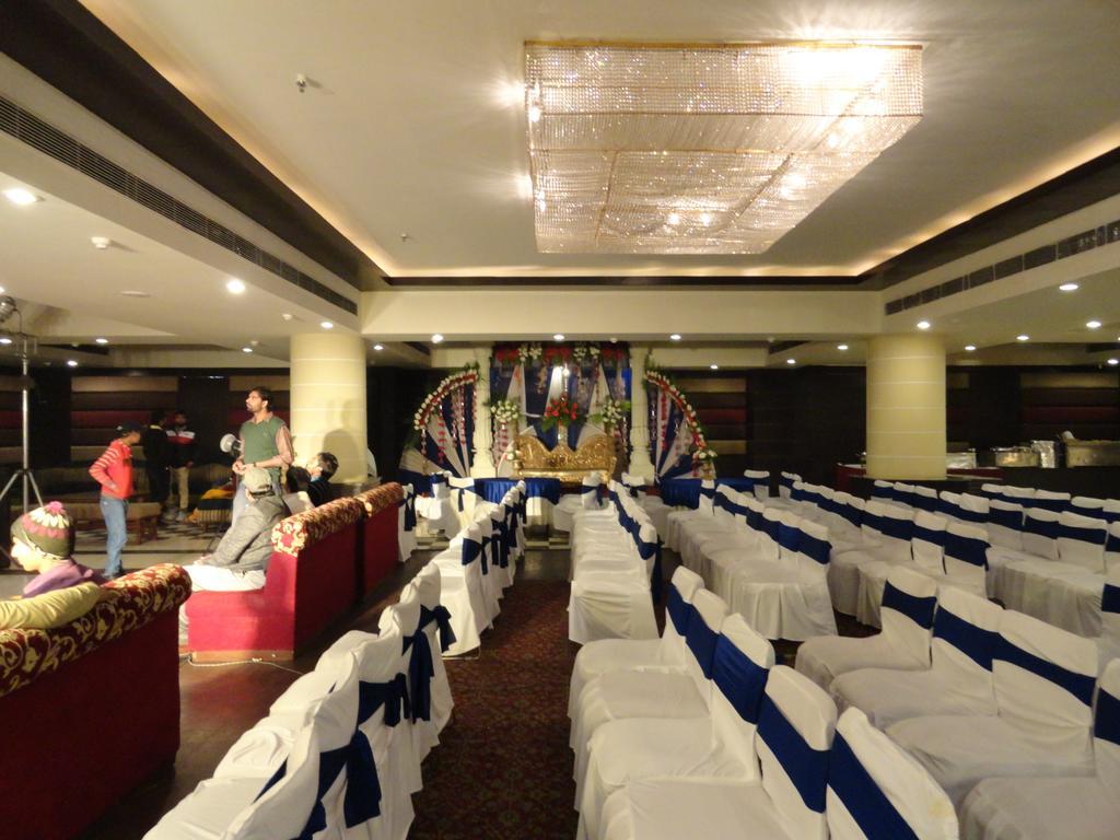 Gulmor Hotel Ludhiana Exterior foto