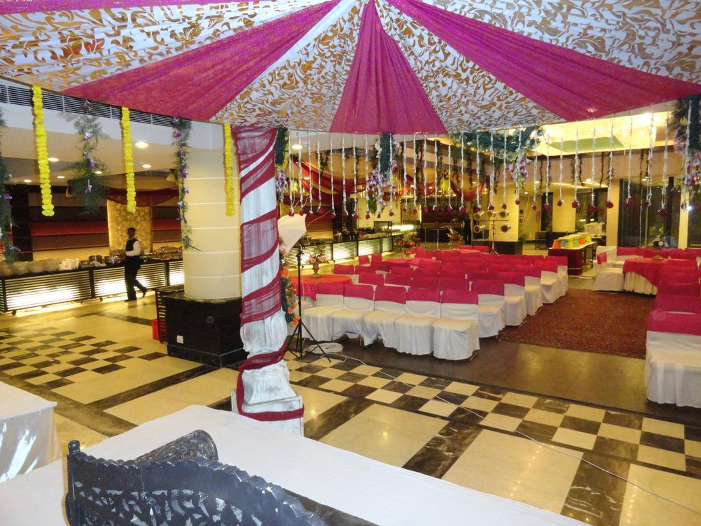 Gulmor Hotel Ludhiana Exterior foto