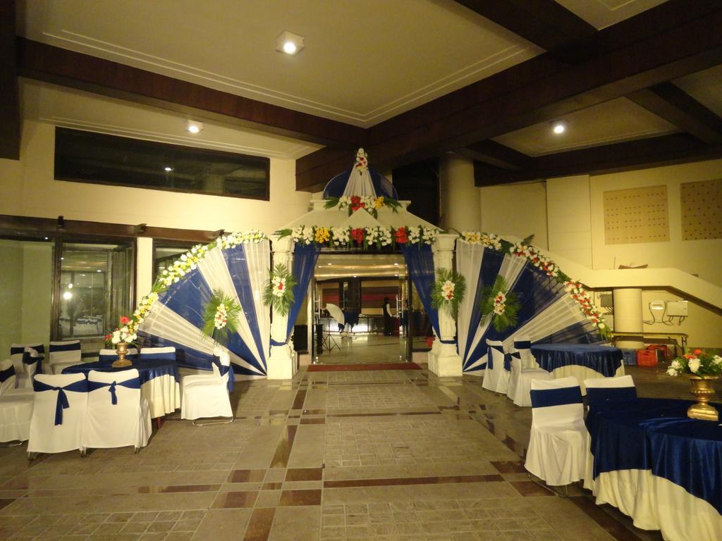 Gulmor Hotel Ludhiana Exterior foto