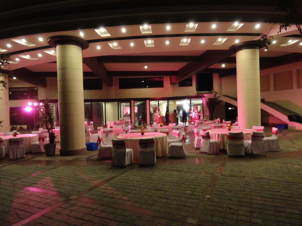 Gulmor Hotel Ludhiana Exterior foto