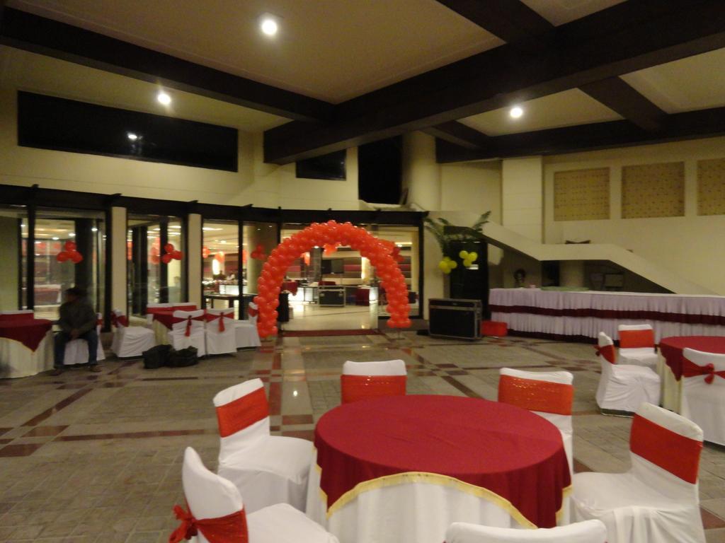 Gulmor Hotel Ludhiana Exterior foto